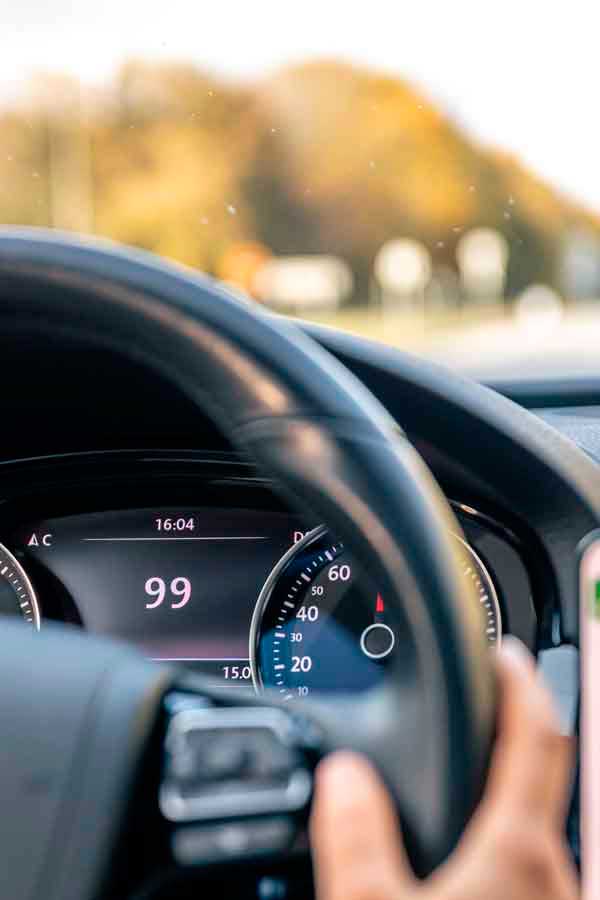 Revisión del volante y la dirección en la revisión dinámica de un coche